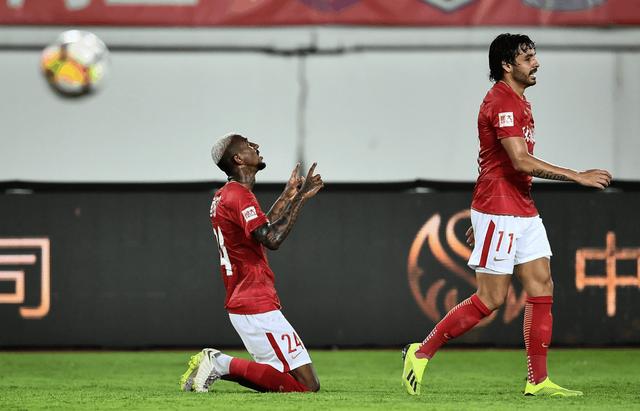  佛罗伦萨队长挺身而出头球制胜锁定胜局