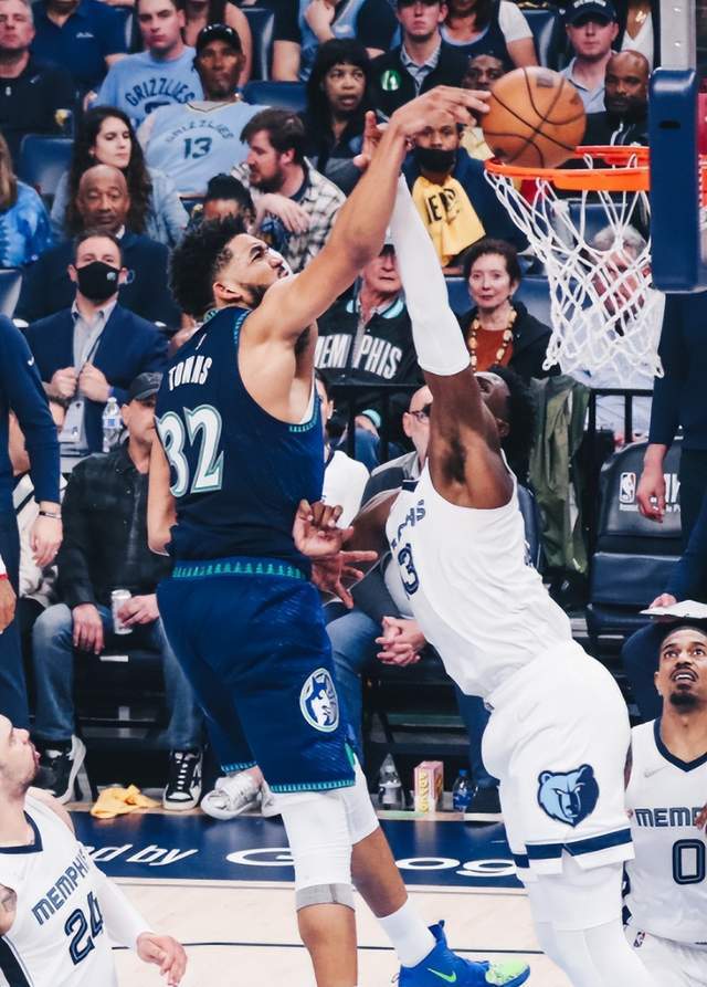  爱德华兹三分如雨森林狼大胜雷霆展现青春风暴